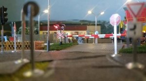 Работа переезда с автоматическими шлагбаумами, оборудованным звонком и 2 значным светофором
