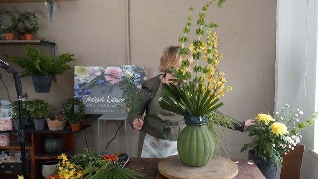 How to Make a Line/Vertical Flower Arrangement. Floristry/Flower Arranging смотреть онлайн