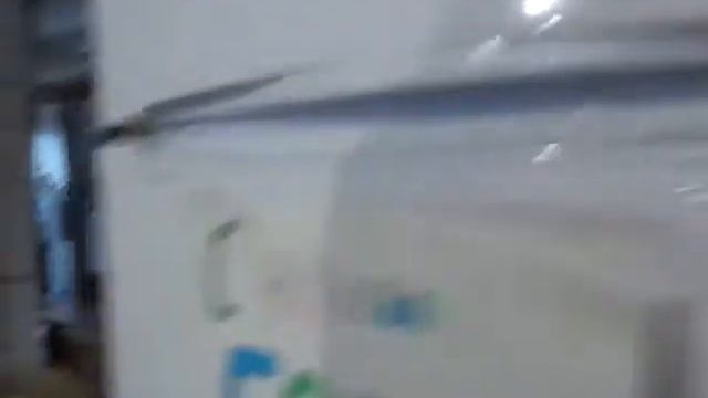 Смешно! Законопатить мокрой газетой щели смотреть онлайн