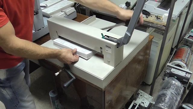Резак-гильотина Ideal 3905 в работе и готов к эксплуатации продажа смотреть онлайн