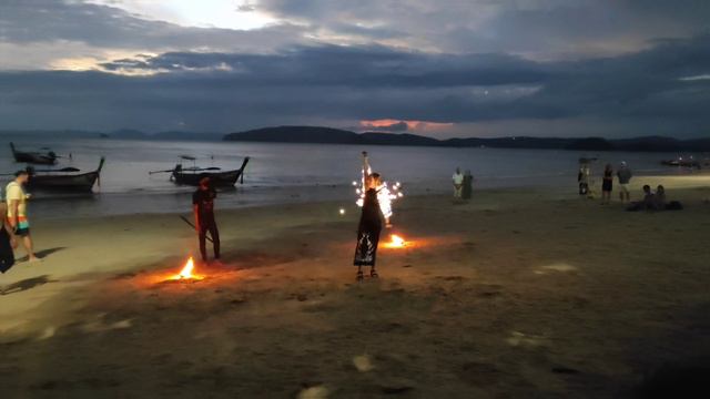 Шоу-огонь! Бесплатное огненное шоу на берегу Андаманского моря, Краби, Аонанг. Таиланд