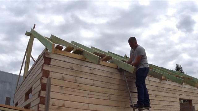 Как построить дом из бруса своими руками.Простая установка стропил для двускатной крыши .Видео №3 смотреть онлайн