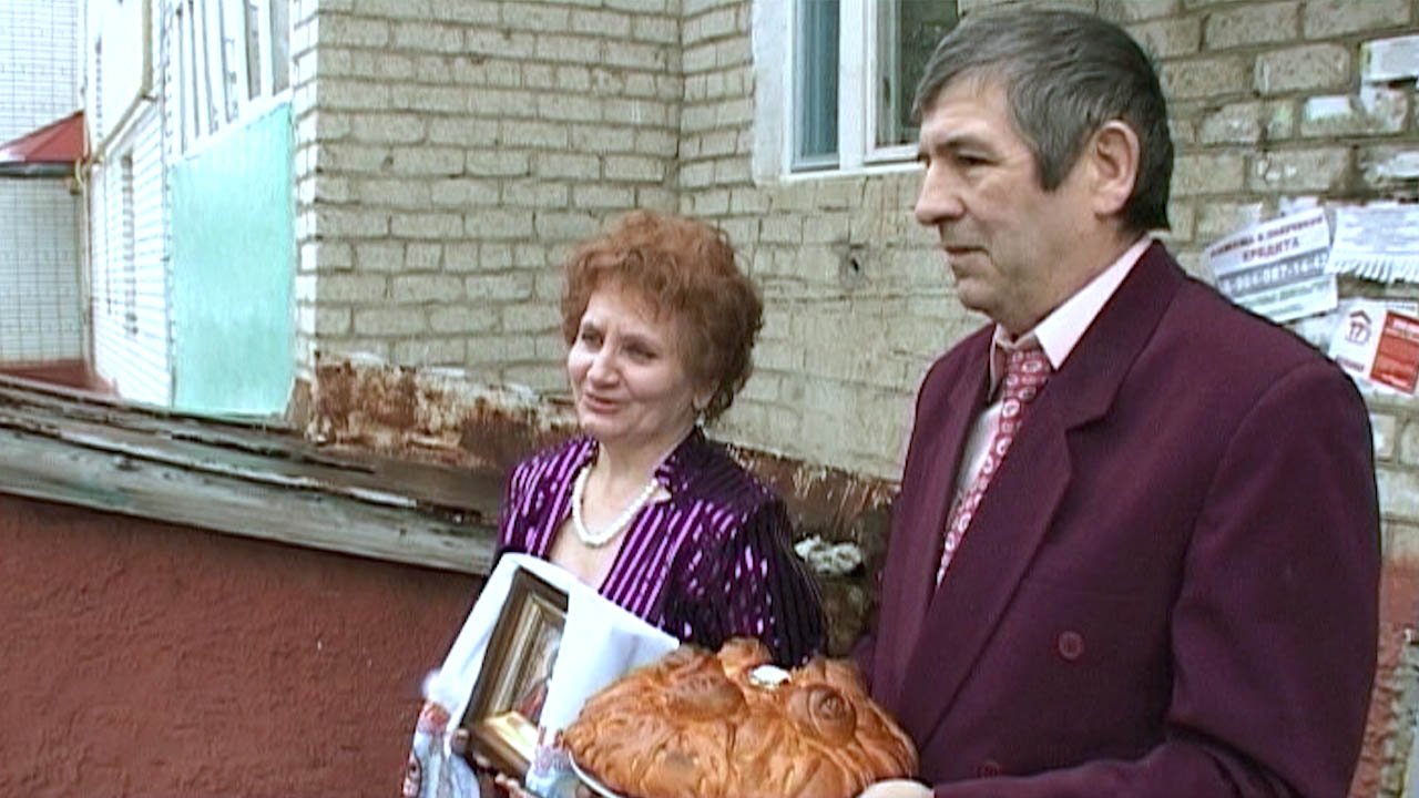 Молодые отведали свадебный каравай перед входом в дом смотреть онлайн