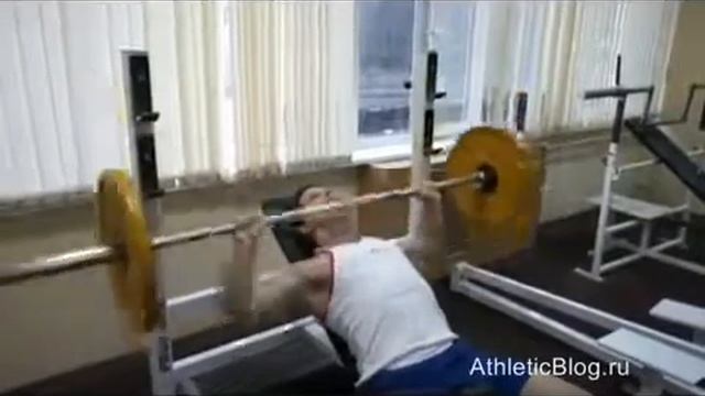 Жим штанги лежа на наклонной скамье смотреть онлайн