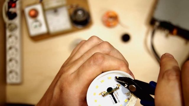 Простой ремонт светодиодной энергосберегающей лампы своими руками дома без опыта! смотреть онлайн
