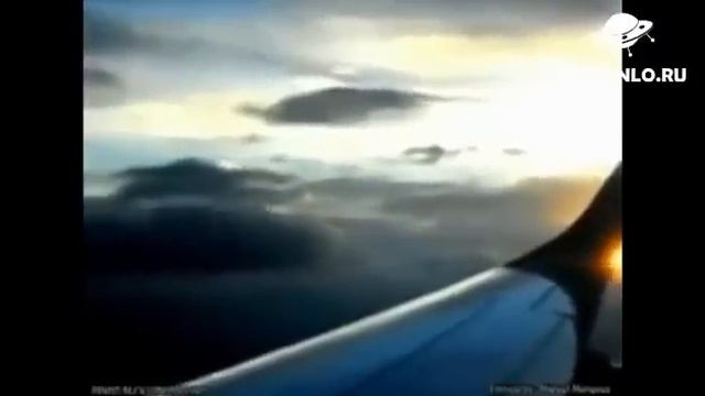 НЛО сняли из иллюминатора самолёта смотреть онлайн