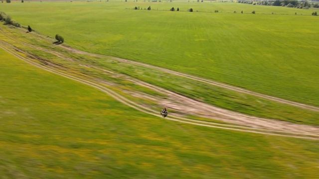 На что способен Китайский эндуро GR-8 в весенних полях .Красивое Эндуро видео. смотреть онлайн