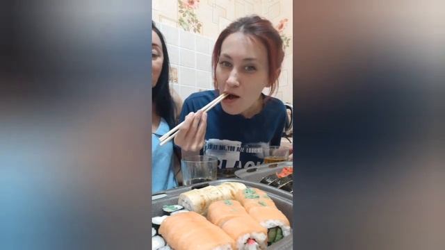Кушаем роллы, как китаянки?