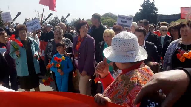 Коммунистка поет песню о Ленине смотреть онлайн