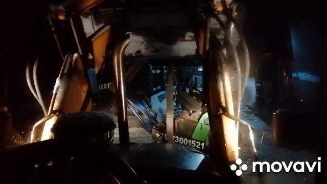 24 октября 2023 г. Jcb3cx эвакуирует мицубиси. Завел двигатель , вроде работает но не так как было смотреть онлайн