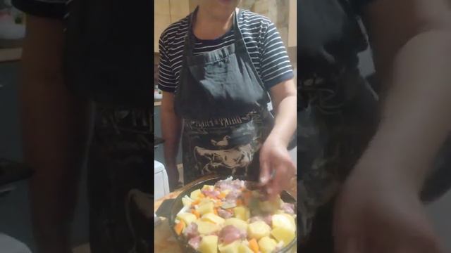 гуляш в духовке Всё смешал и готово смотреть онлайн