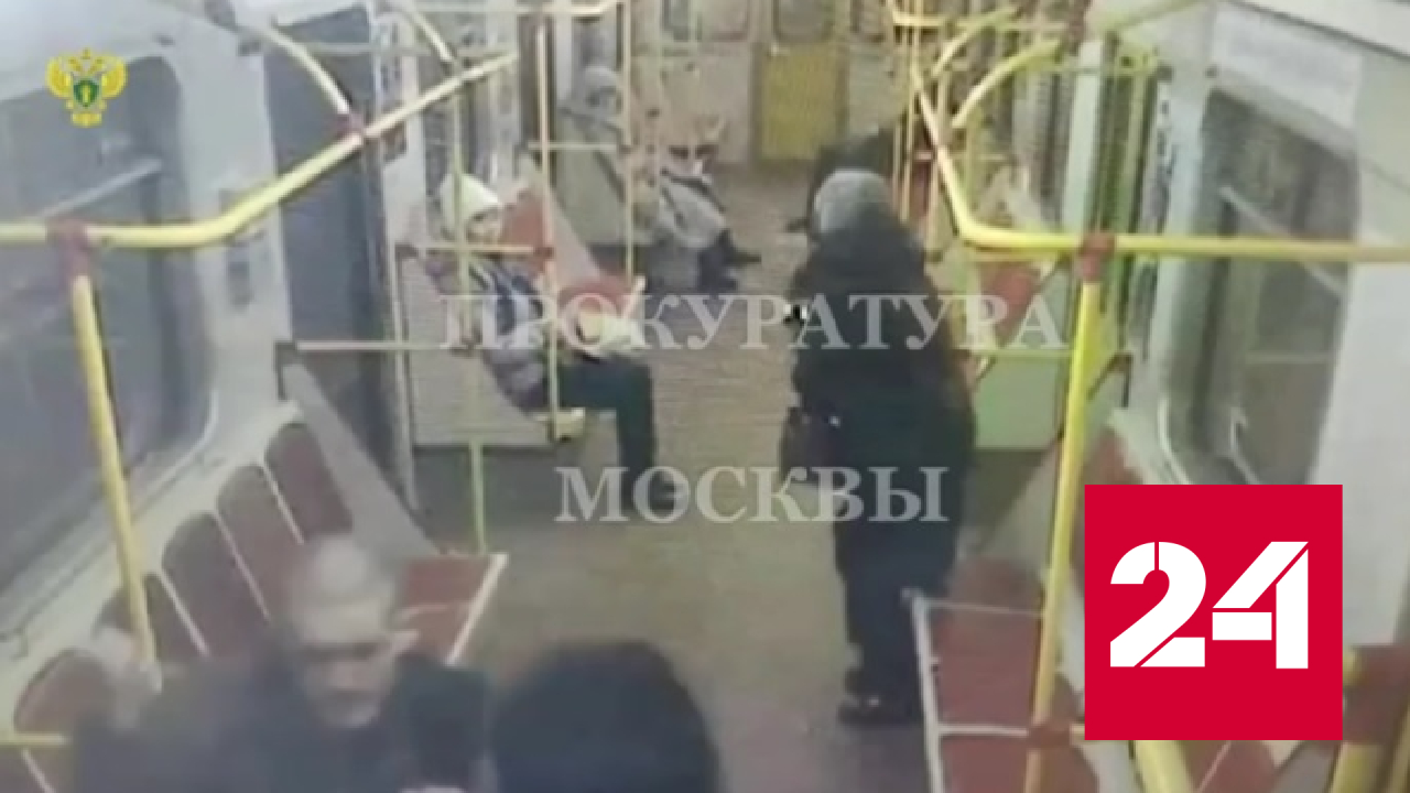 Нападение хулигана с ножами на пассажиров в метро Москвы попало на камеру - Россия 24 смотреть онлайн