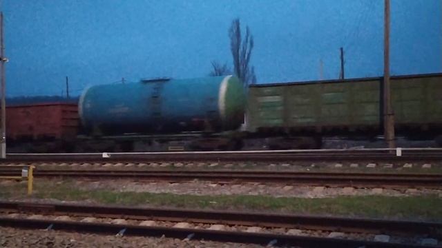 2ТЭ25Км - 0411 с грузовым поездом. смотреть онлайн