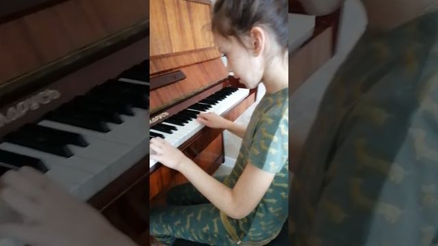 Лиза играет на пианино смотреть онлайн