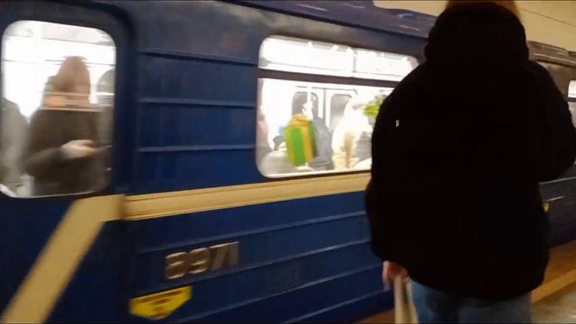 Новогодний поезд 2023 Номерной 81-717.5 (ЛВЗ) в Минском метро. смотреть онлайн