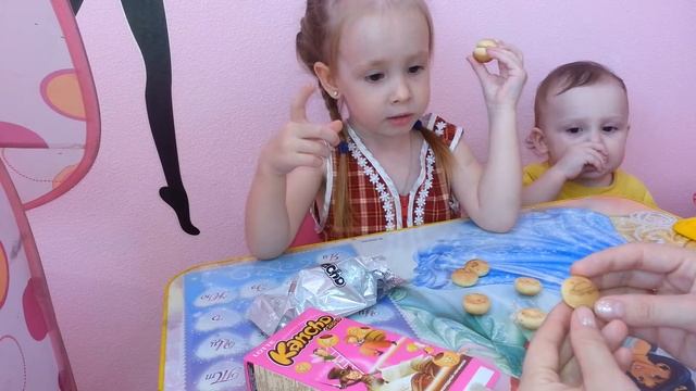 Открываем печенье с шоколадной начинкой Делимся с сестренкой смотреть онлайн