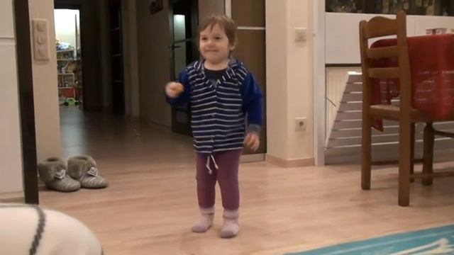 2-х летняя Оля в танцевальном батле смотреть онлайн