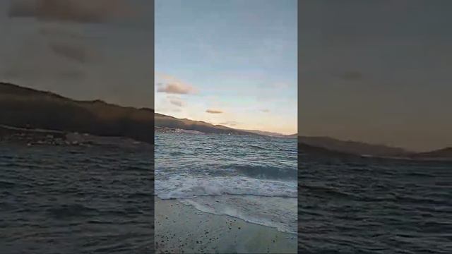 НОВОРОССИЙСК УЖЕ ТЕПЛО ПРОГУЛКА ПО ПЛЯЖЕ 26.09.2022 смотреть онлайн