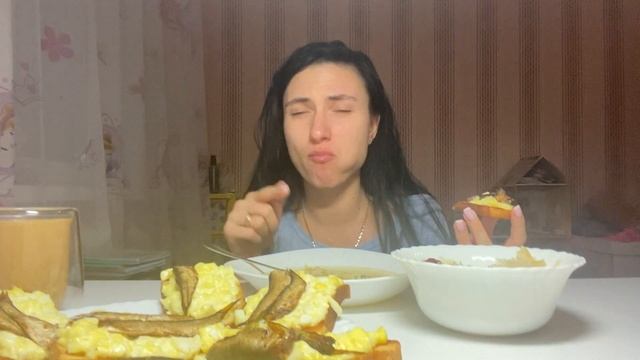 МУКБАНГ БУТЕРБРОДЫ СО ШПРОТАМИ РОЛЛТОН_БОЛЕЮ#бутербродысошпротами #роллтон #болею