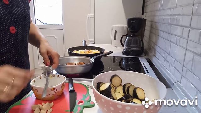 ЖАРЕННЫЕ БАКЛАЖАНЫ С ПОМИДОРАМИ.УЖИН ПО-ДЕРЕВЕНСКИ.ДЕТИ ЧУТЬ НЕ СЬЕЛИ МАМУ.ВСЕ ГОЛОДНЫЕ. смотреть онлайн