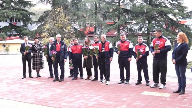 Легендарные самбисты возложили цветы к бюстам основателей самбо в Сочи смотреть онлайн