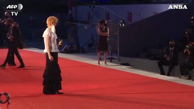 Venezia, Tilda Swinton riceve il Leone d'Oro alla carriera смотреть онлайн