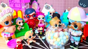 ОЙ, КОНФЕТКИ ПРОСЫПАЛИСЬ? ЛЕДИБАГ и МАЛЫШИ идут в новый садик! Куклы лол сюрприз МУЛЬТИКИ Даринелка