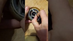 Как достать подшипники из колёс роликовых коньков