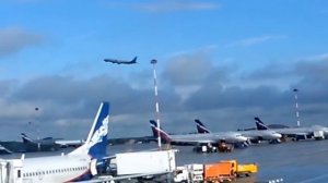 Самолет взлетает в небо