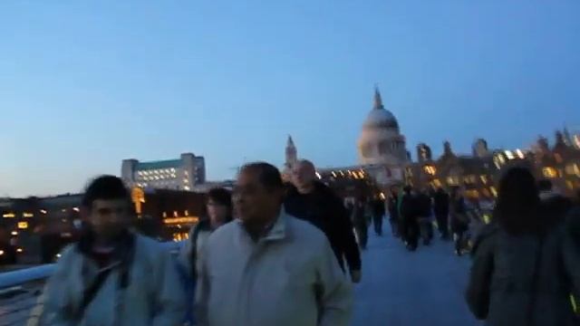 Crossing the MIllenium Bridge in London смотреть онлайн
