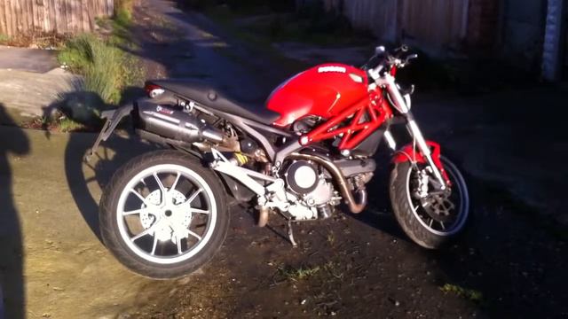 Ducati Monster 1100 with Mivv Carbon Suono Exhausts смотреть онлайн