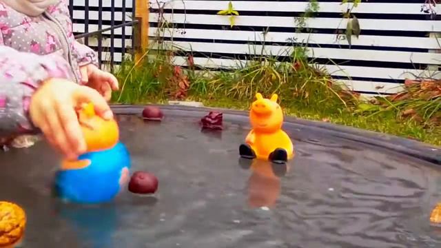 Дана и свинка Пеппа прыгают по ледяной луже смотреть онлайн