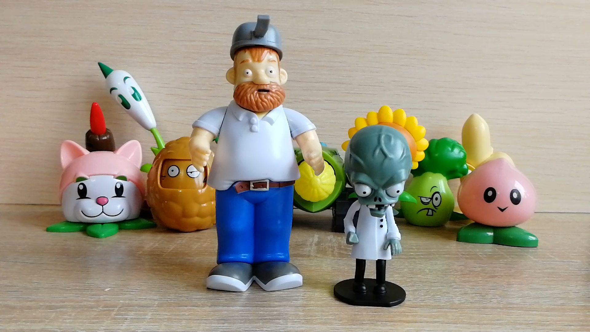 БЕЗУМНЫЙ ДЭЙВ И ДОКТОР ЗОМБОСС | РАСТЕНИЯ ПРОТИВ ЗОМБИ | РАСПАКОВКА И ОБЗОР смотреть онлайн