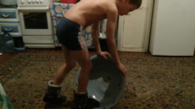 Мальчик в тазике смотреть онлайн