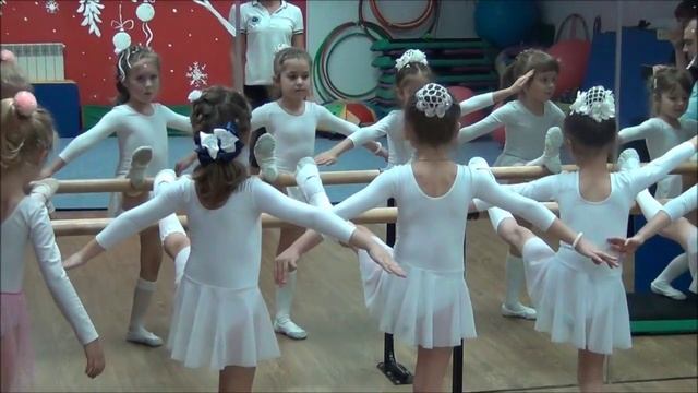 Художественная гимнастика. Старшая группа /25.12.2015г/ смотреть онлайн