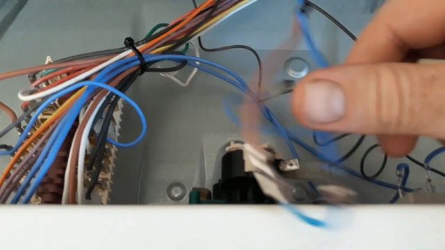 Духовой шкаф Ariston FT 850 возник посторонний шум и перестала включаться. Устраняем проблему. смотреть онлайн
