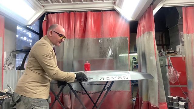 Как снять буквы или шильдик с капота автомобиля