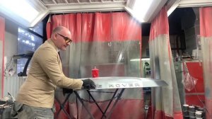 Как снять буквы или шильдик с капота автомобиля