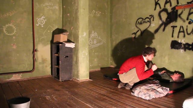 "Человек-подушка" - в одной небольшой стране очень далеко от нас жил маленький поросенок смотреть онлайн