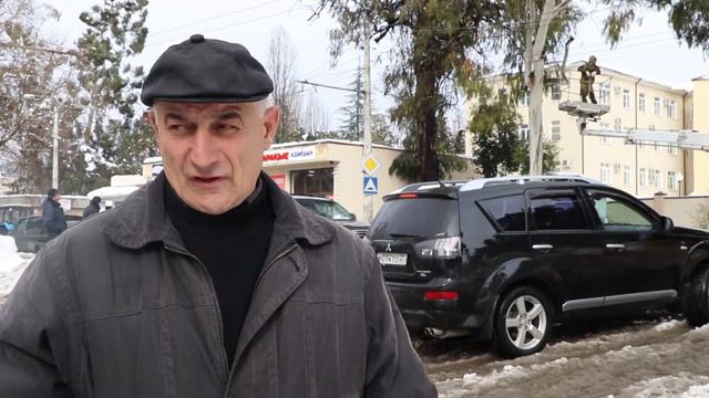 Зеленое хозяйство проводит работы после снегопада смотреть онлайн