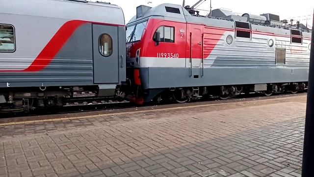 Прибытие ЭП1М-733 со скорым поездом N008 Санкт-Петербург Севастополь смотреть онлайн