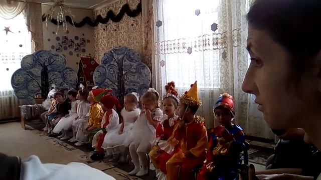 Алиса на утреннике в детском саду, танцует и рассказыват стих смотреть онлайн