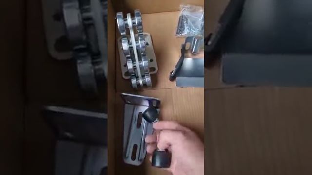 Обзорное видео систем роликов и направляющих для изготовления откатных, подвесных и сдвижных ворот. смотреть онлайн