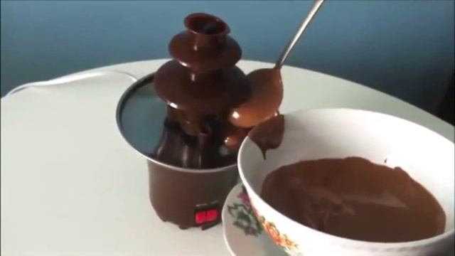 Шоколадный фонтан 'Chocolate Fondue Fountain mini' смотреть онлайн