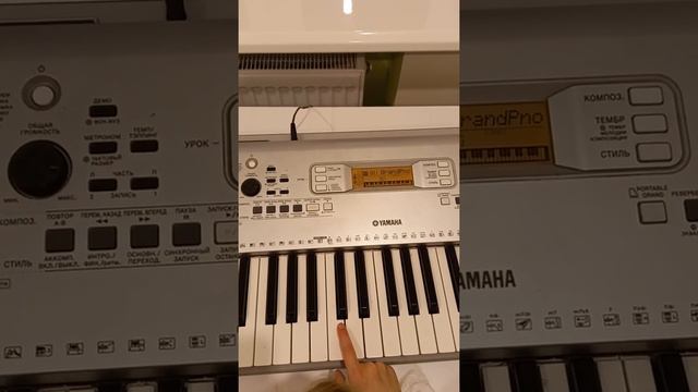 Я учу сестренку нотам, простой игре. ДО РЕ МИ I teach my little sister notes, a simple game DO RE M смотреть онлайн