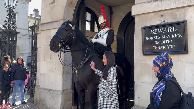 Guard Finally Tells Her Off смотреть онлайн