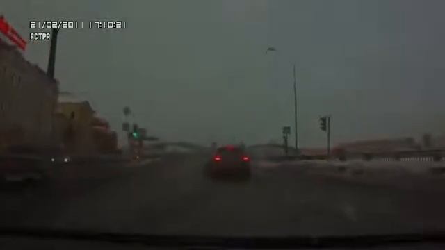 Водитель Audi то ли протупил, то ли поворачивающий водитель в последний момент начал маневр, не изв смотреть онлайн