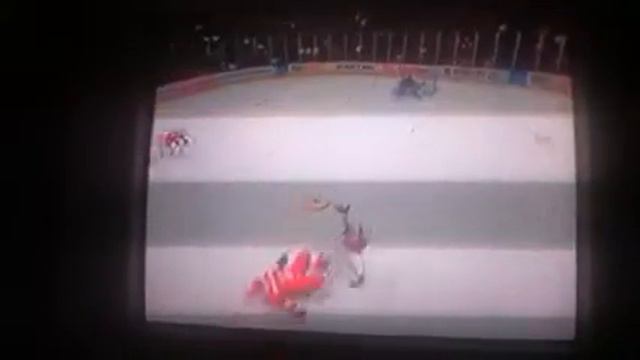 NHL 14 HUT Hit makes a play смотреть онлайн