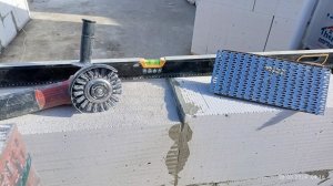 как выровнять перепады высот в кладке пеноблоков вручную или болгаркой. газобетон бугры качели горбы