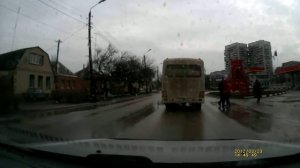 мужик дал по морде девушке.avi